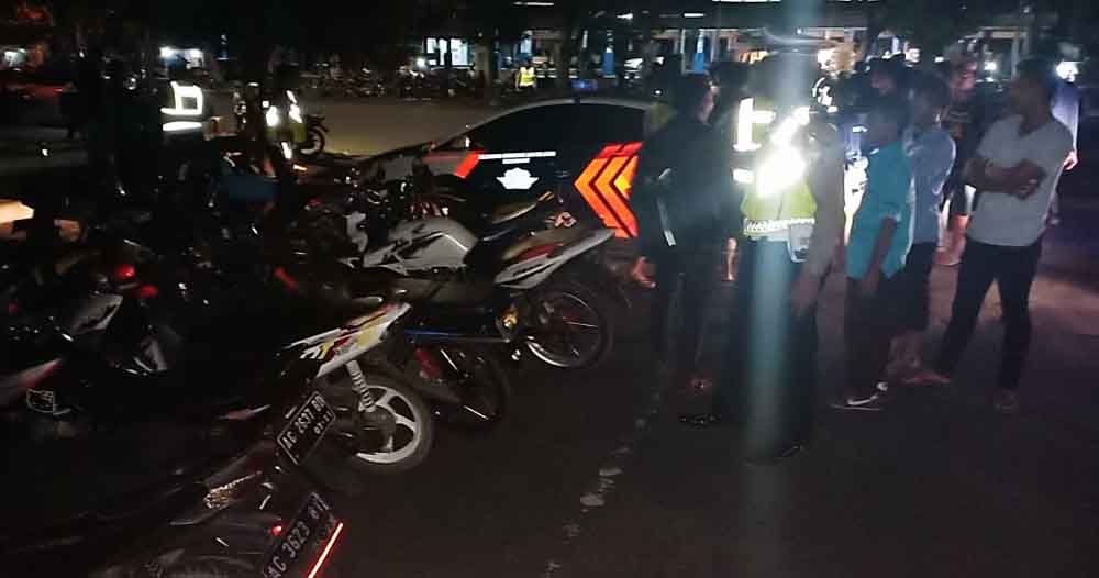 ejumlah motor protolan dan tak berdokumen diamankan Polres Kediri saat menggelar razia di Simpang Lima, Gumul, Kediri