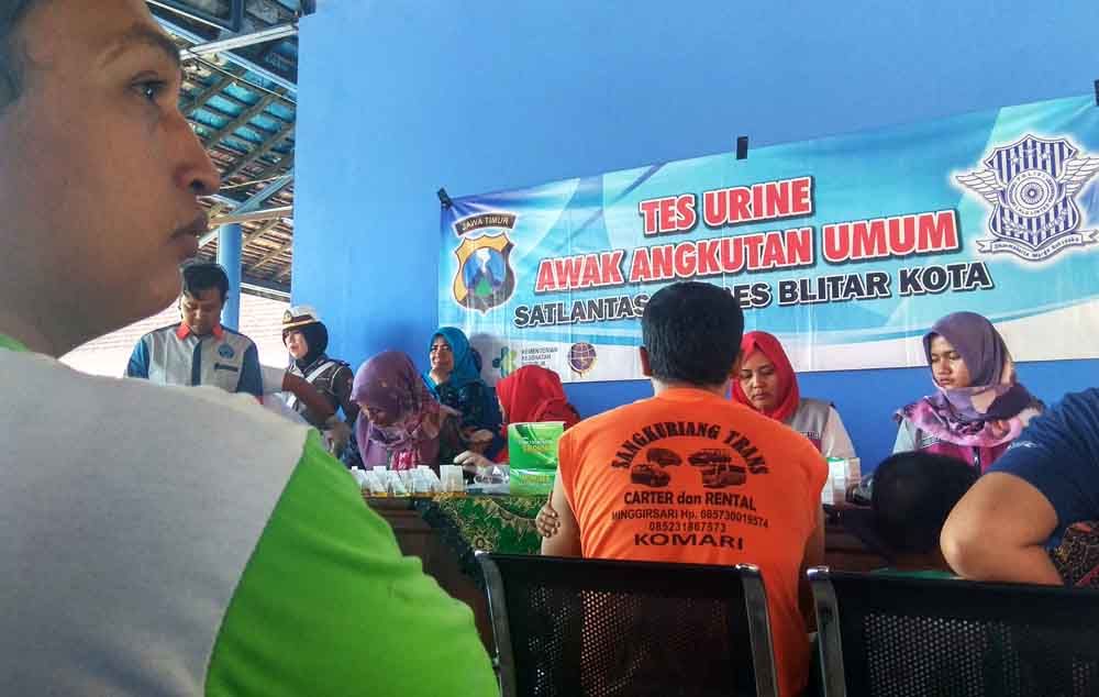Tes kesehatan dan urine sopir bus di Blitar