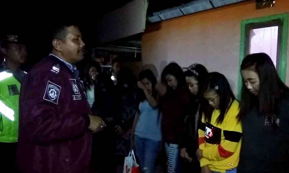  Kasat Sabhara Polres Banyuwangi, AKP Basori Alwi saat memberi arahan kepada pemandu lagu