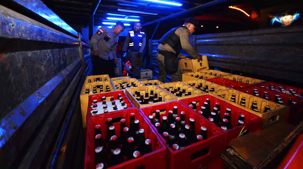 Foto: Razia Tempat Hiburan Malam di Surabaya