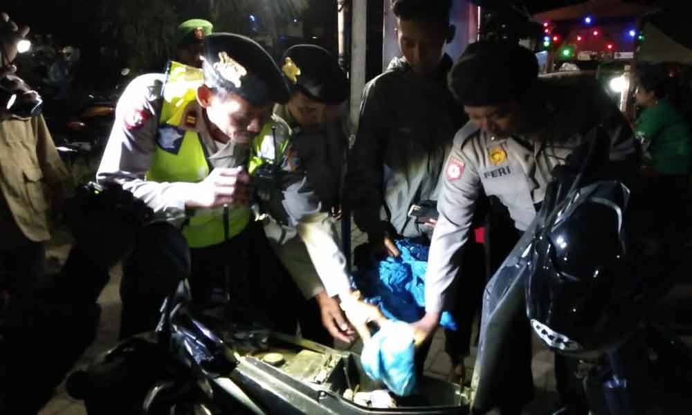 Petugas memeriksa bagasi motor pada razia gabungan di Magetan