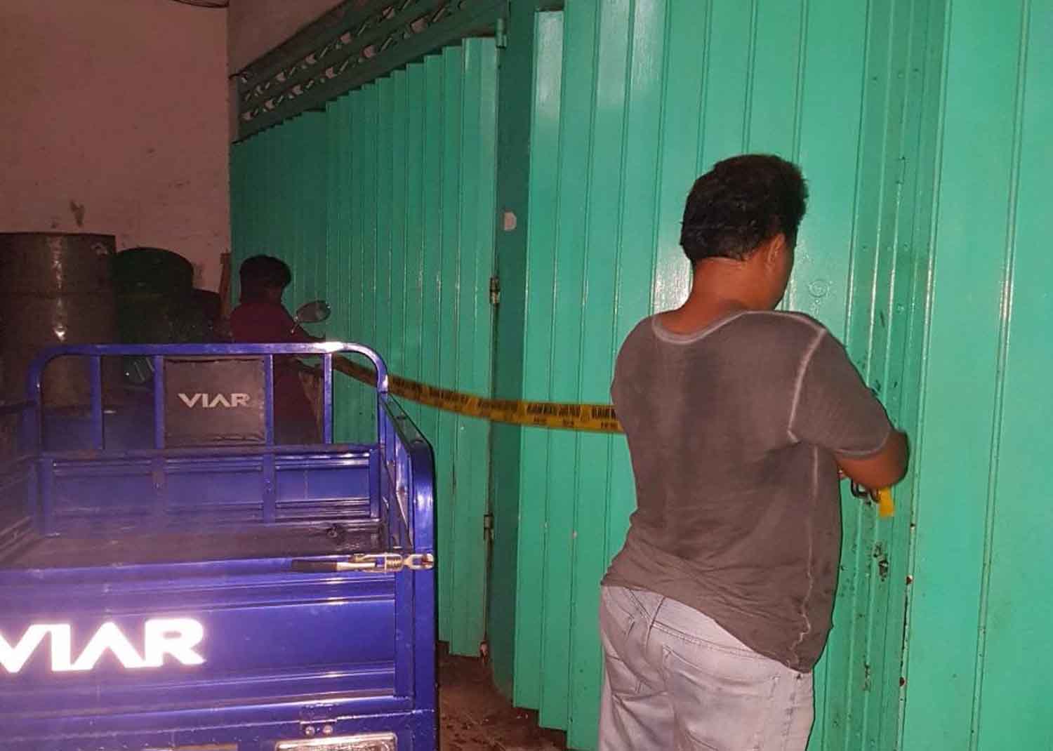 Sejumlah anggota Reskrim memasang garis polisi di sebuah toko kimia, di Kapas Krampung, Surabaya/foto: Istimewa.

