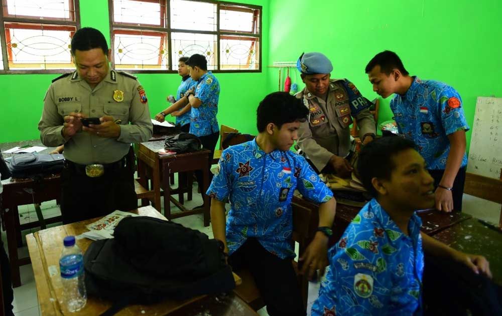 Razia hape pelajar di Situbondo