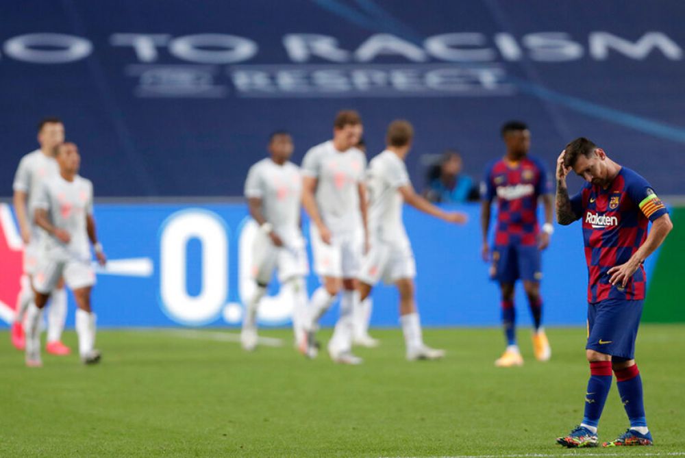 Reaksi bintang Barcelona Lionel Messi (kanan) saat Bayern Muenchen merayakan gol pada perempat final Liga Champions di Estadio da Luz, Lisbon (Foto: AP Photo/Manu Fernandez)
