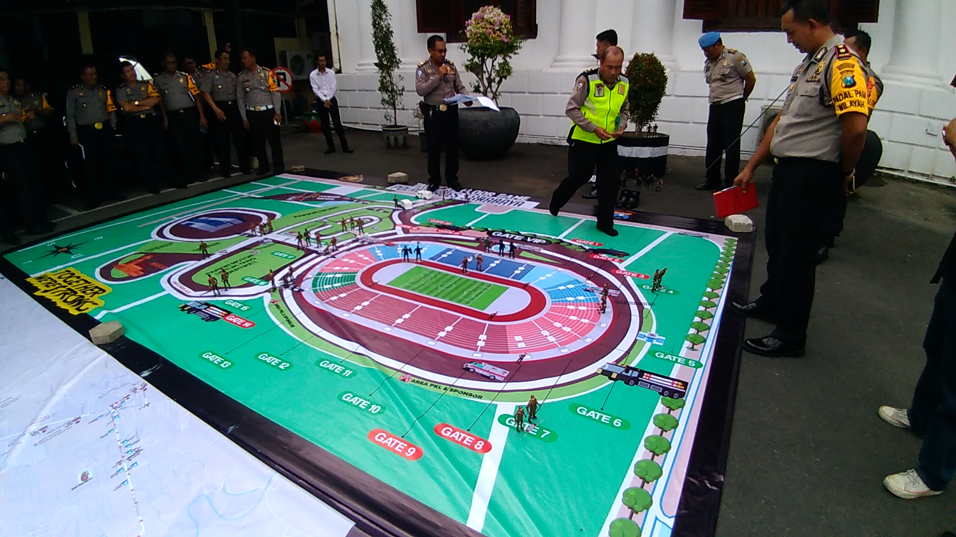 Polisi menunjukkan rekayasa lalu lintas di sekitar GBT