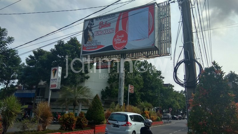 Gambar Puti yang ditutupi di reklame Bulan Bung Karno/Foto: Glorian