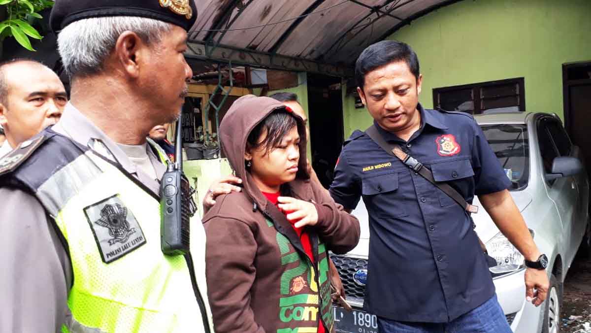 Tersangka Desy Ayu Indriani saat rekonstruksi.