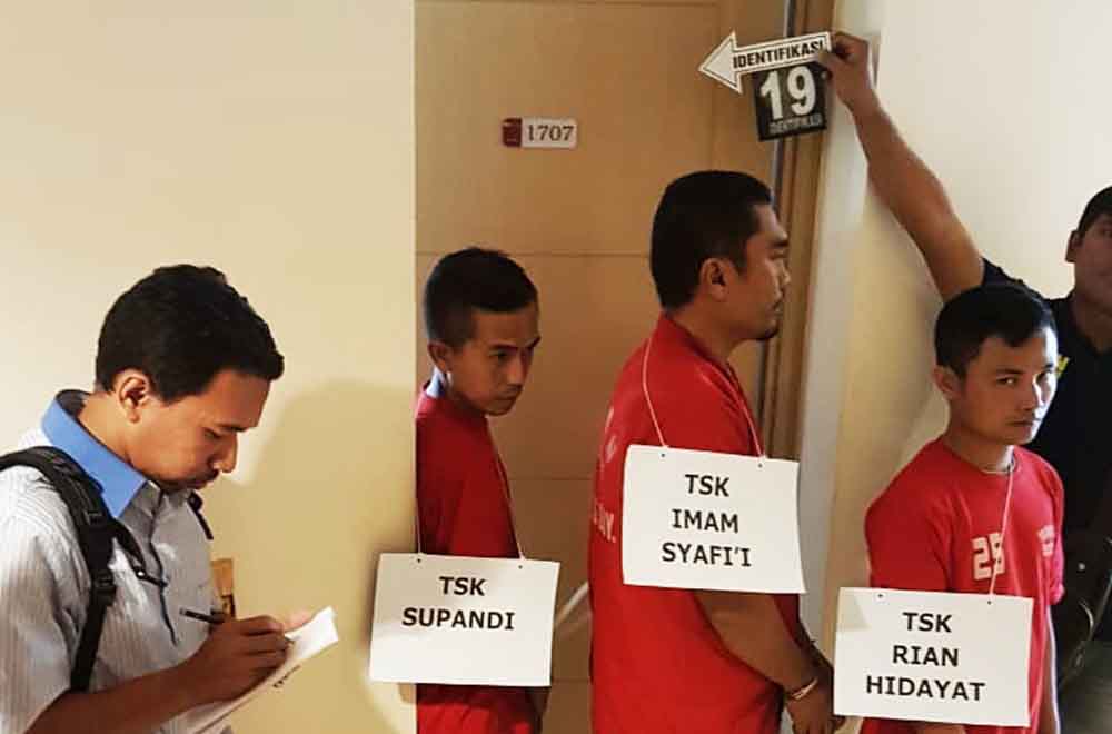 Salah satu adegan rekonstruksi pembunuhan di Apartemen Educity