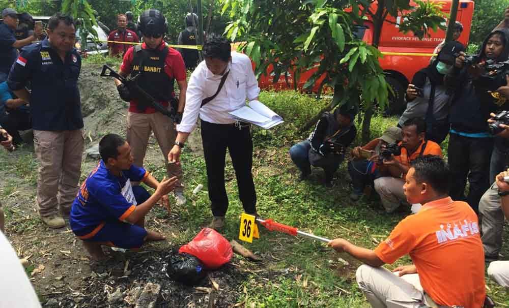 Rekonstruksi pembakaran barang bukti pelaku mutilasi peanri di Blitar
