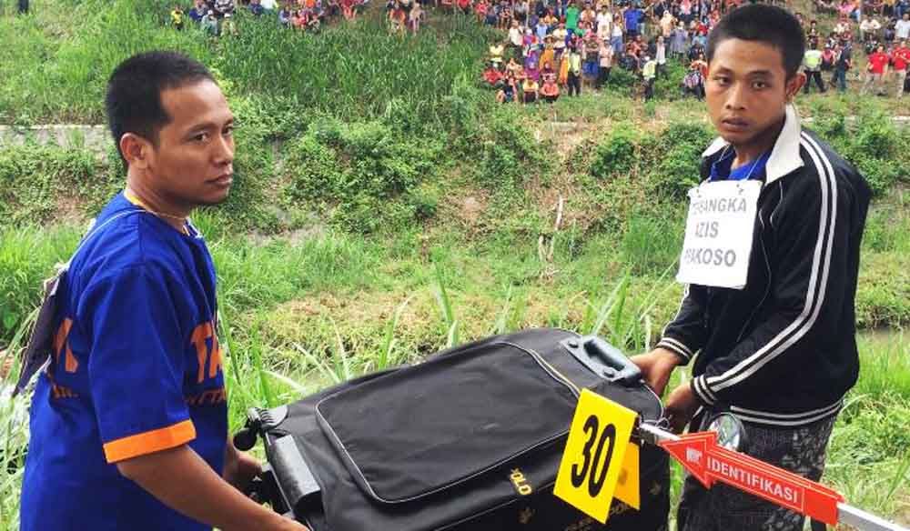 Rekonstruksi dua pelaku pembunuhan guru tari saat membuang jasad dalam koper di Blitar