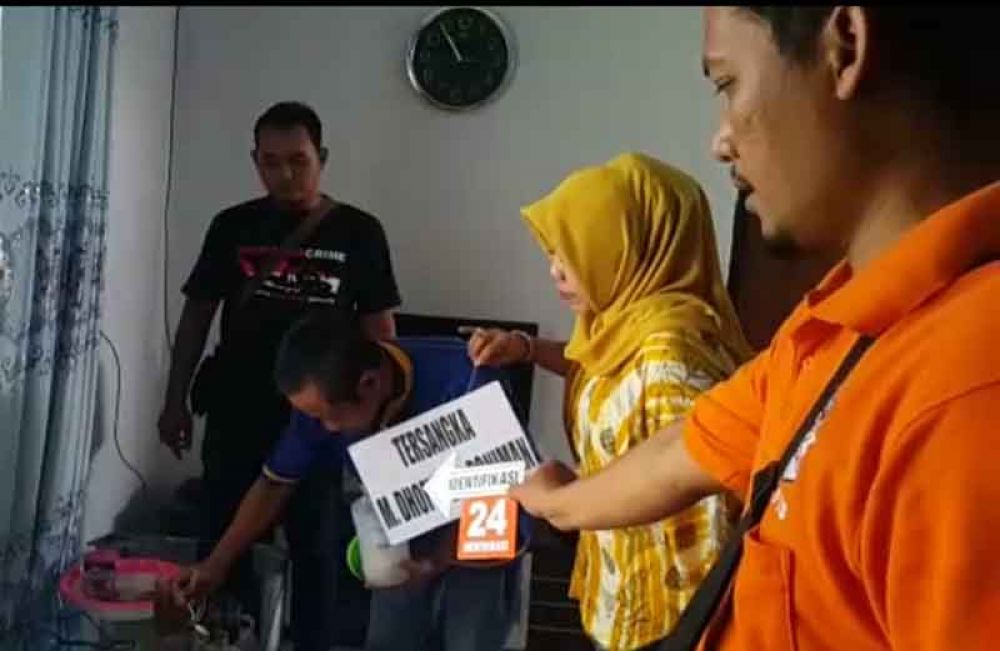 Pelaku Dhofir memperagakan mencampur minuman dengan potas 