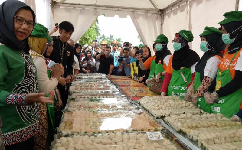 Badan Standarisasi Nasional Pecahkan Rekor MURI Pempek di Palembang