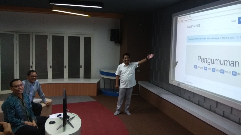 Rektor Unair Prof Mohammad Nasih saat meninjau pengumuman SNMPTN di kampusnya.