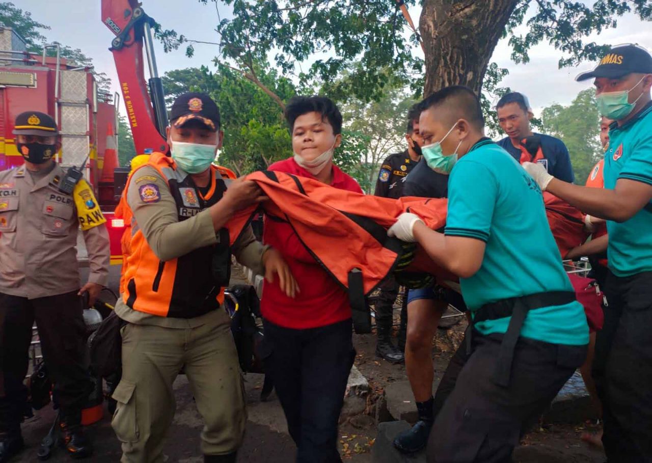 Mobil Pikap Tercebur ke Danau Unesa Surabaya, Seorang Remaja Tewas Tenggelam