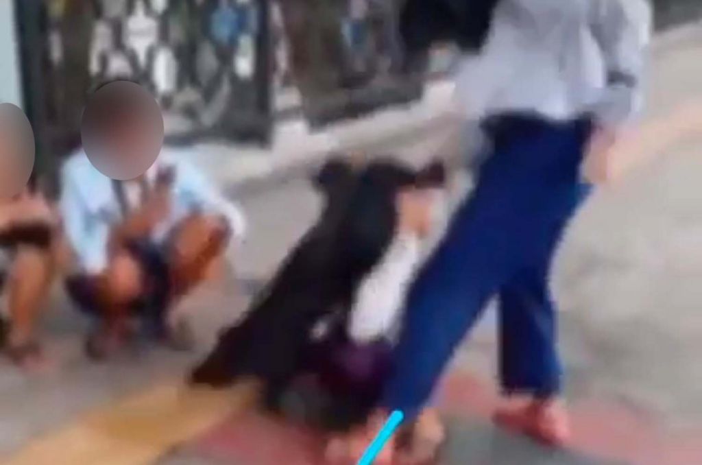 Tangkapan layar video remaja putri dikeroyok diduga di Gresik yang beredar