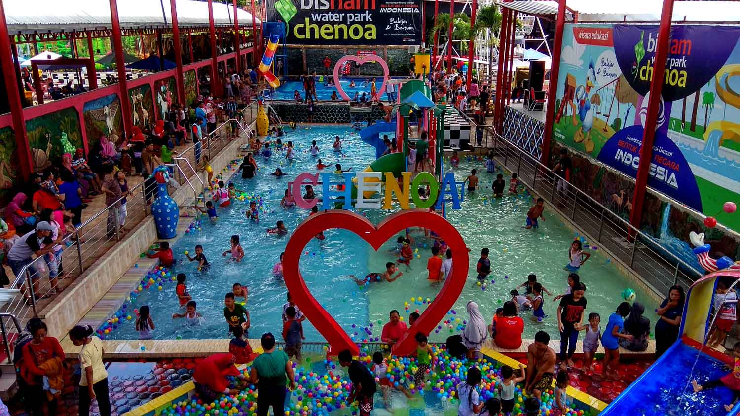 Suasana Bisham Water Park Chenoa yang ramai.