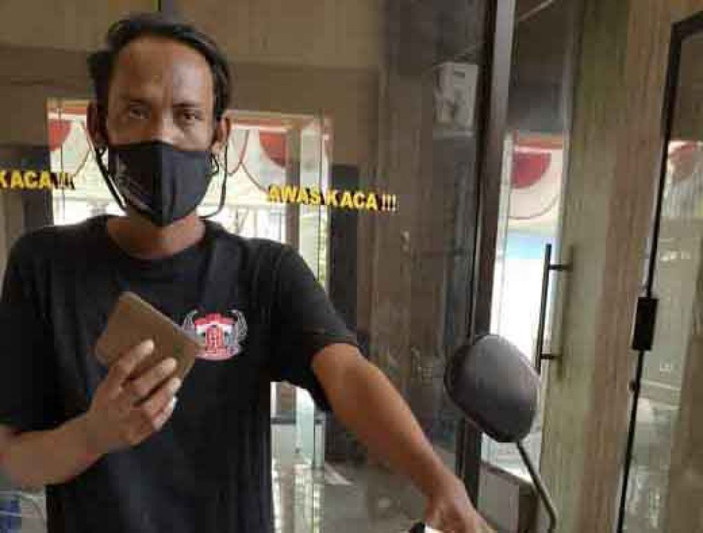 Tersangka Fauzi, saat di Mapolsek Kenjeran, usai diamankan dalam kasus pencurian.