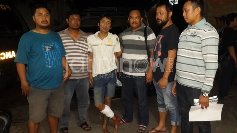 Bambang Purnomo (kaki diperban) saat diamankan di Mapolsek Sawahan, Surabaya/Foto: Narendra Bakrie