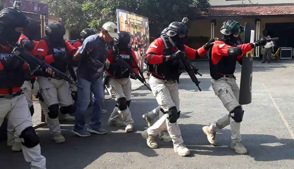 Simulasi Tim Resmob Suropati membekuk pelaku begal