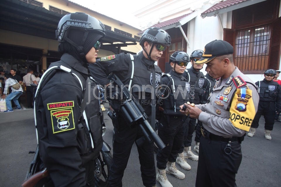 Kapolrestabes Kombes Pol Rudi Setiawan melakukan pemeriksaan senjata./Foto: Narendra Bakrie.