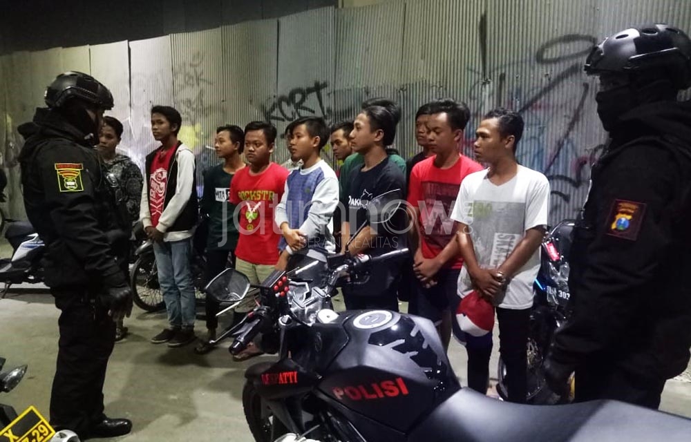 Petugas Respati Polrestabes Surabaya mendatangi kelompok anak muda yang sedang nongkrong berkelompok di pinggir jalan