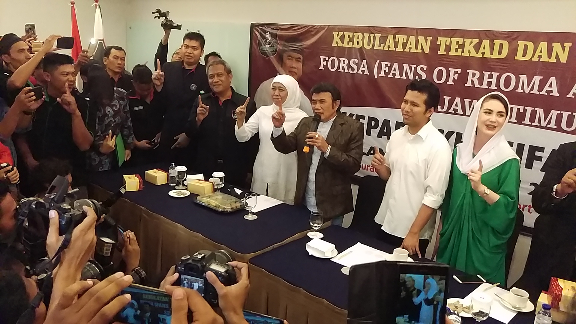 Rhoma Irama menyerahkan ikrak dukungan kepada pasangan Khofifah-Emil