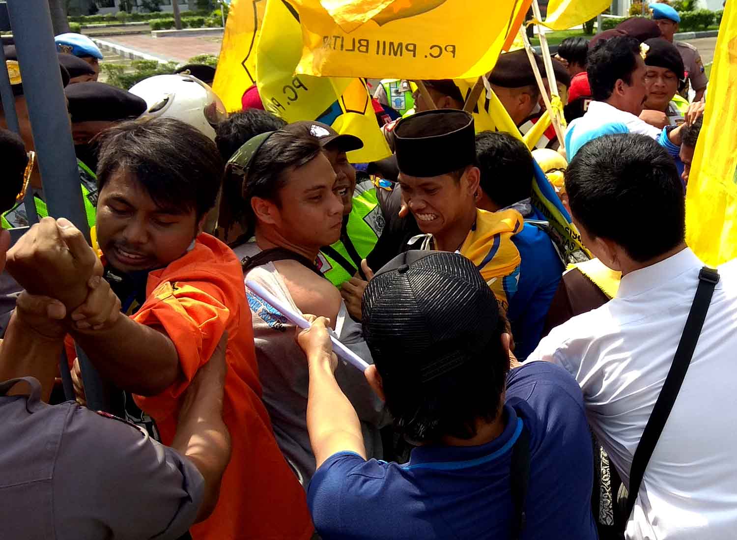 Demo Mahasiswa Blitar Berakhir Ricuh