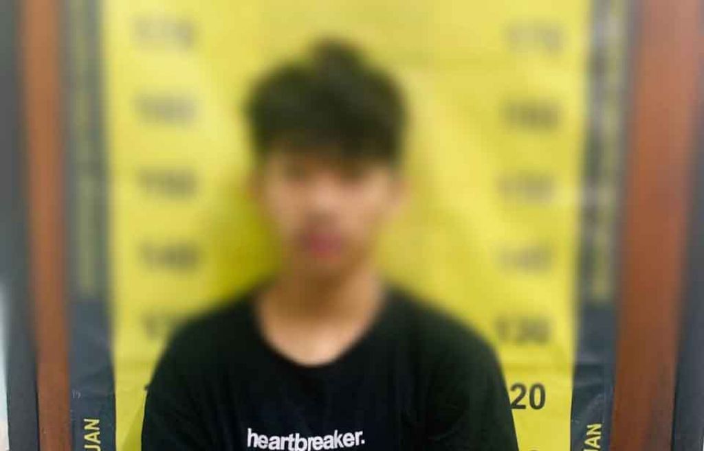 Tersangka peredaran sabu-sabu saat berada di Mapolres Pasuruan.