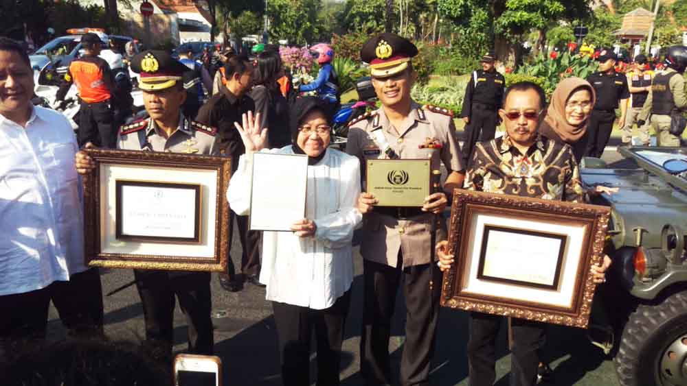 Risma bersama Wakil Wali Kota dan Ketua DPRD Surabaya saat berada di taman Surya
