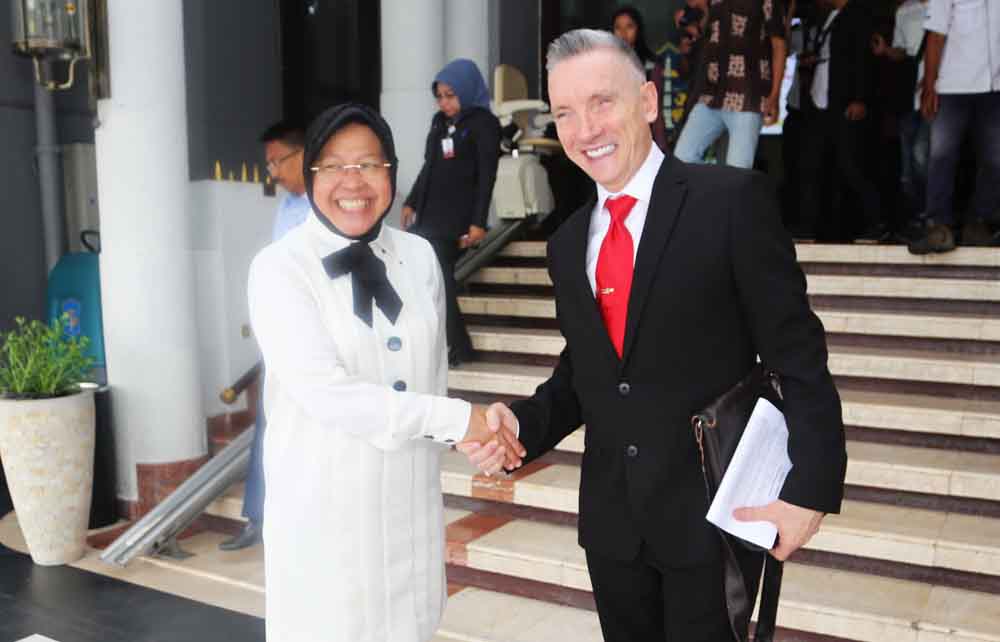 Wali Kota Surabaya Tri Rismaharini bersama Wakil wali Kota Liverpool Inggris Gerry