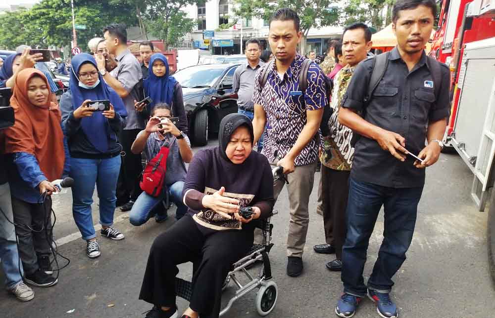 Wali Kota Risma saat meninjau jalan ambles di raya Gubeng