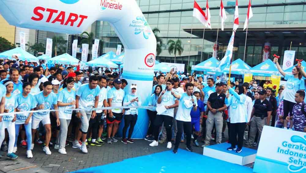 Wali Kota Risma saat memberangkatkan peserta fun run