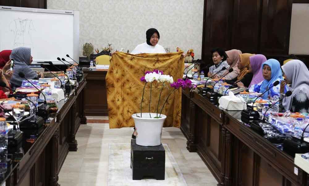  Wali Kota Surabaya Memberikan Arahan Tentang Desain Batik Celup Kepada Pengrajin Batik Tie Dye