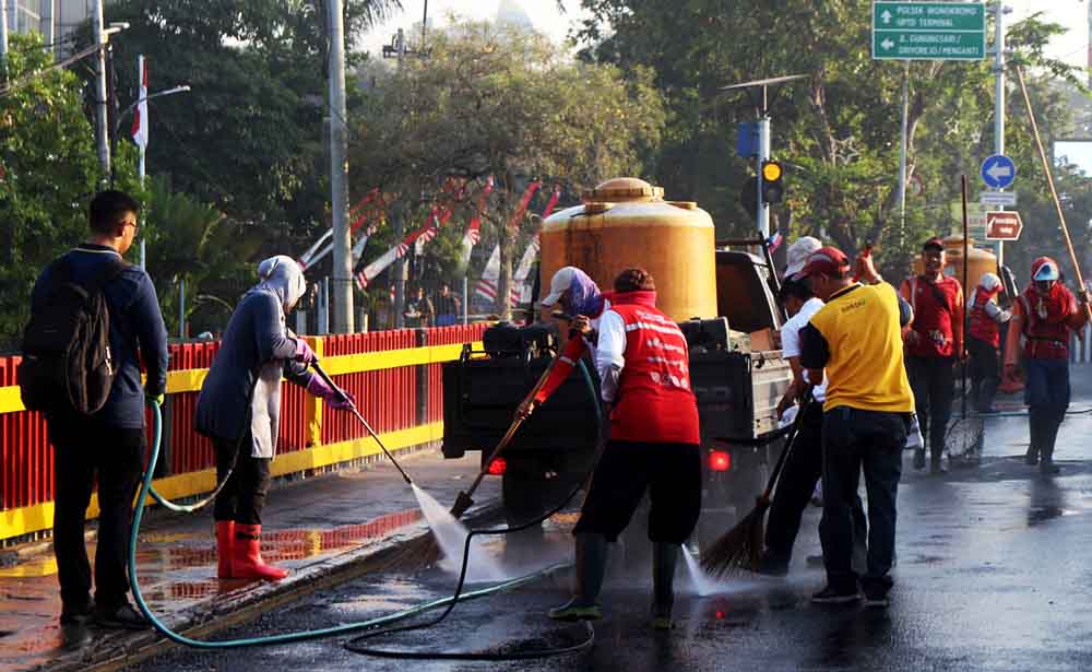 Wali Kota Risma saat membersihkan jalan di Kawasan Wonokromo