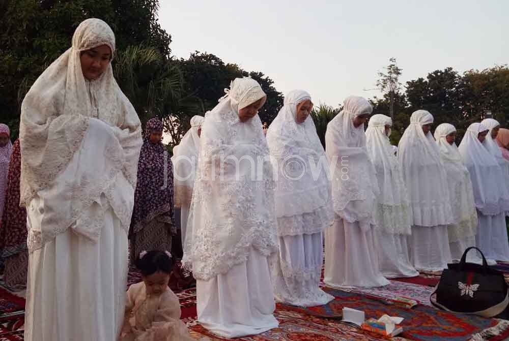 Salat Id di Balai Kota, Warga Surabaya Berebut Selfie Bareng Risma