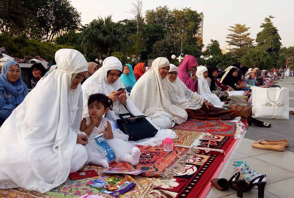 Risma bersama anak dan menantu saat Salat Id di Balai Kota Surabaya