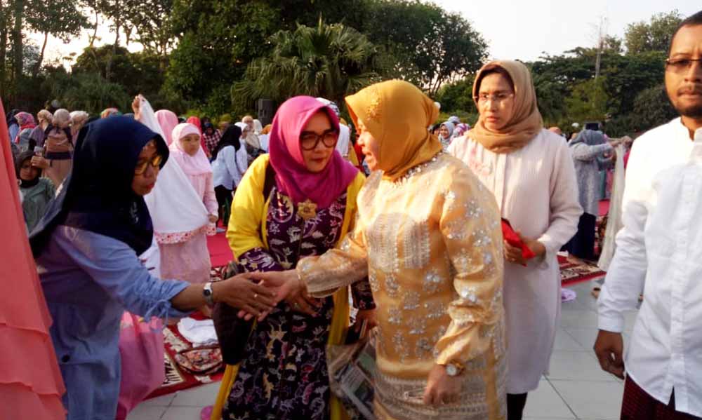 Nyaris Ambruk saat Salat Id, Wali Kota Risma Tetap Lanjut Kerja