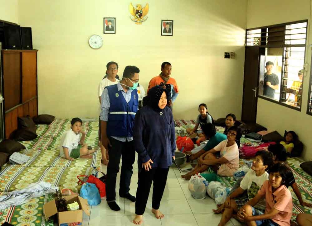 Wali Kota Surabaya Tri Rismaharini saat melihat kondisi korban kebakaran di penampungan sementara