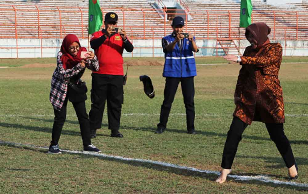 Sepatu Risma terlepas saat menendang bola