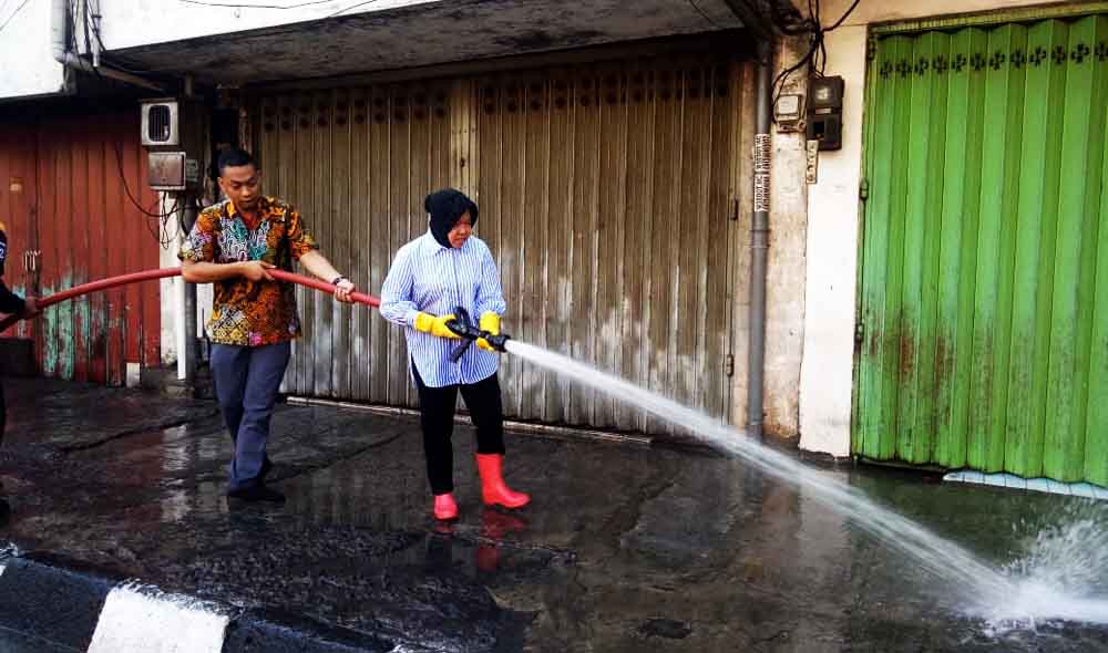 Wali Kota Surabaya Tri Rismaaharini membersihkan trotoar di Kedungdoro