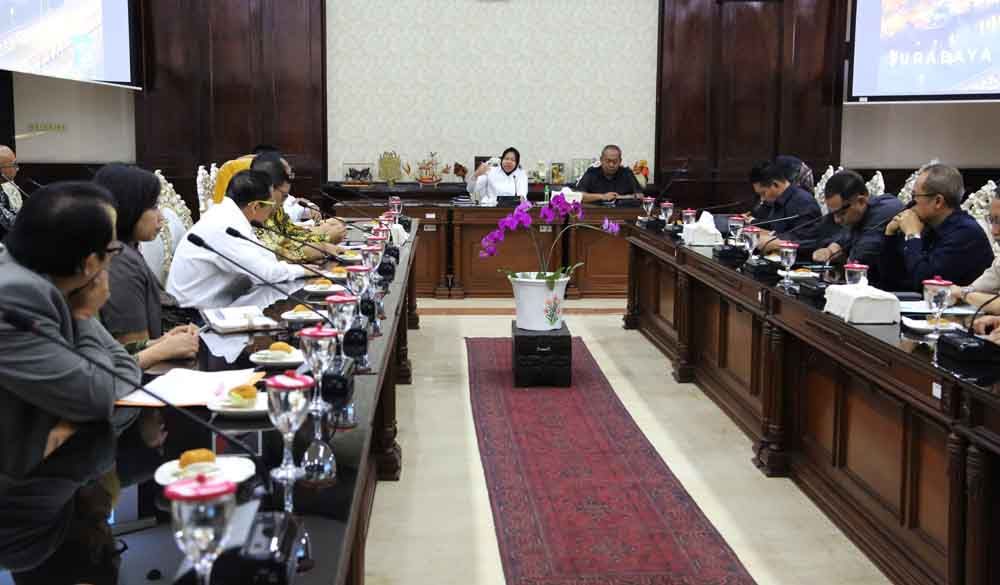 Suasana di ruang sidang Balai Kota Surabaya