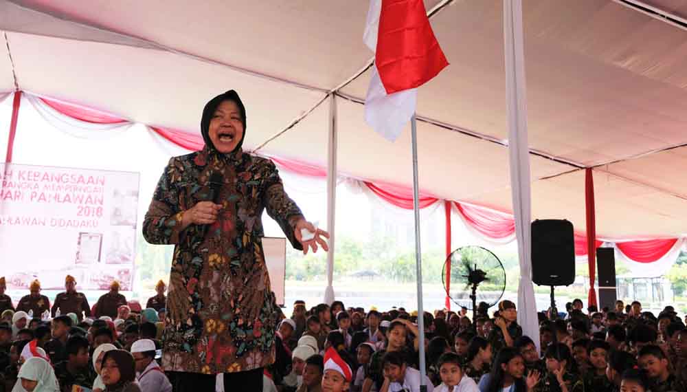 Wali Kota Risma saat memberi kepada pelajar tentang kebangsaan