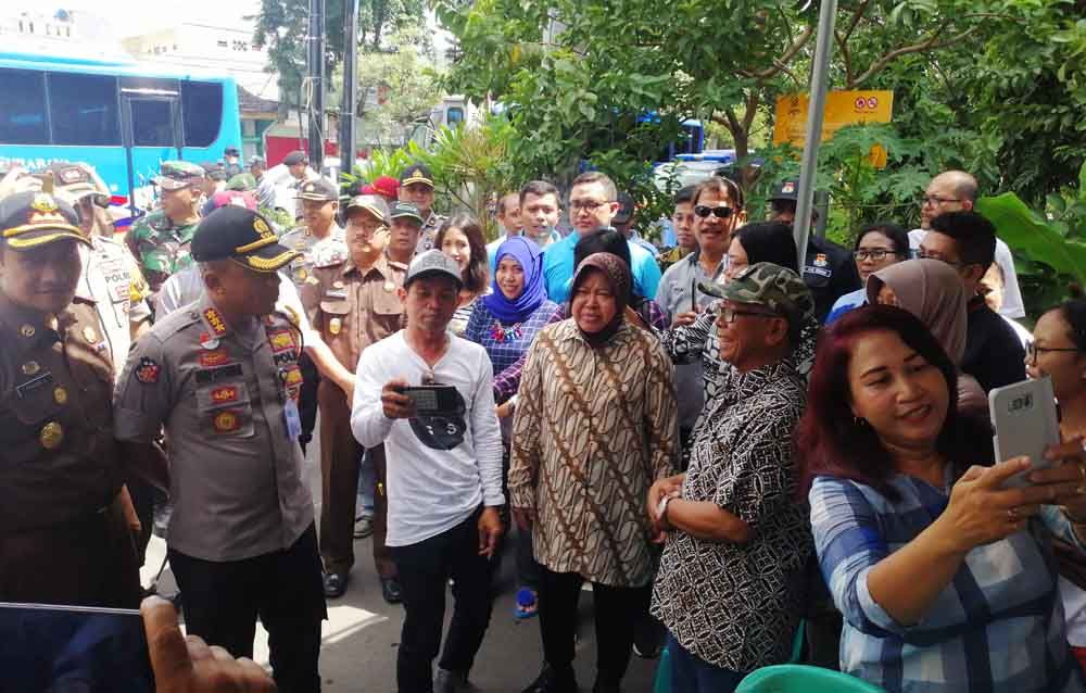 Wali Kota Surabaya Tri Rismaharini saat mengunjungi salah satu TPS bersama Forkopimda