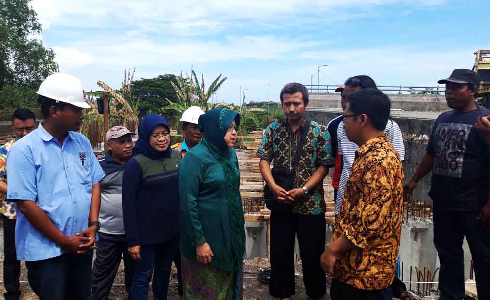 Wali Kota Risma saat mendengarkan keluhan warga terkait proyek jalan MERR