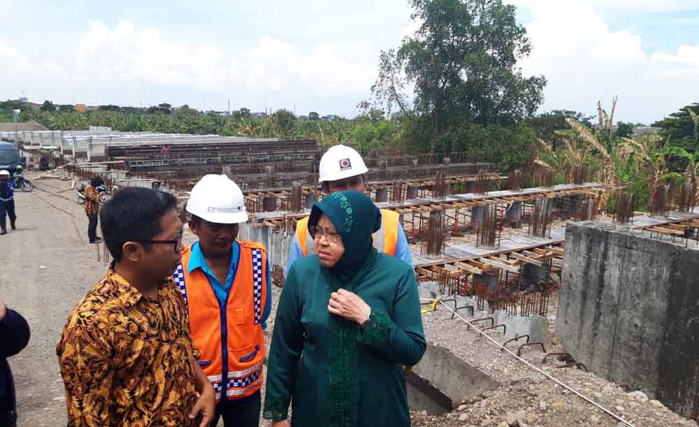 Wali Kota Risma saat mengunjungi proyek MERR Gununganyar