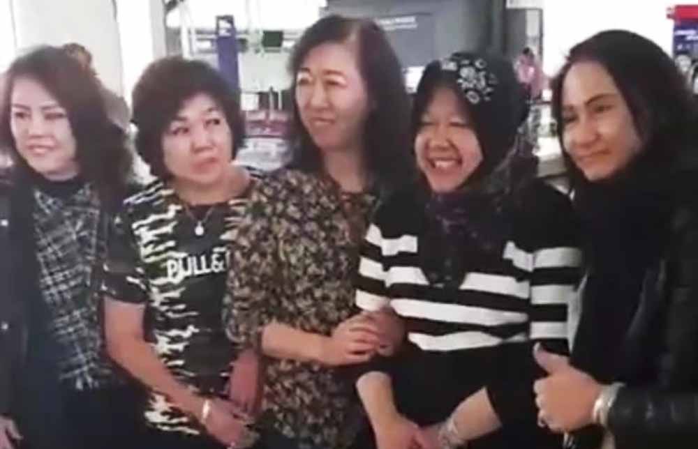 Risma saat berfoto bersama pengunjung Bandara Hong Kong/ Foto: Screnshoot akun Instagram @call112surabaya