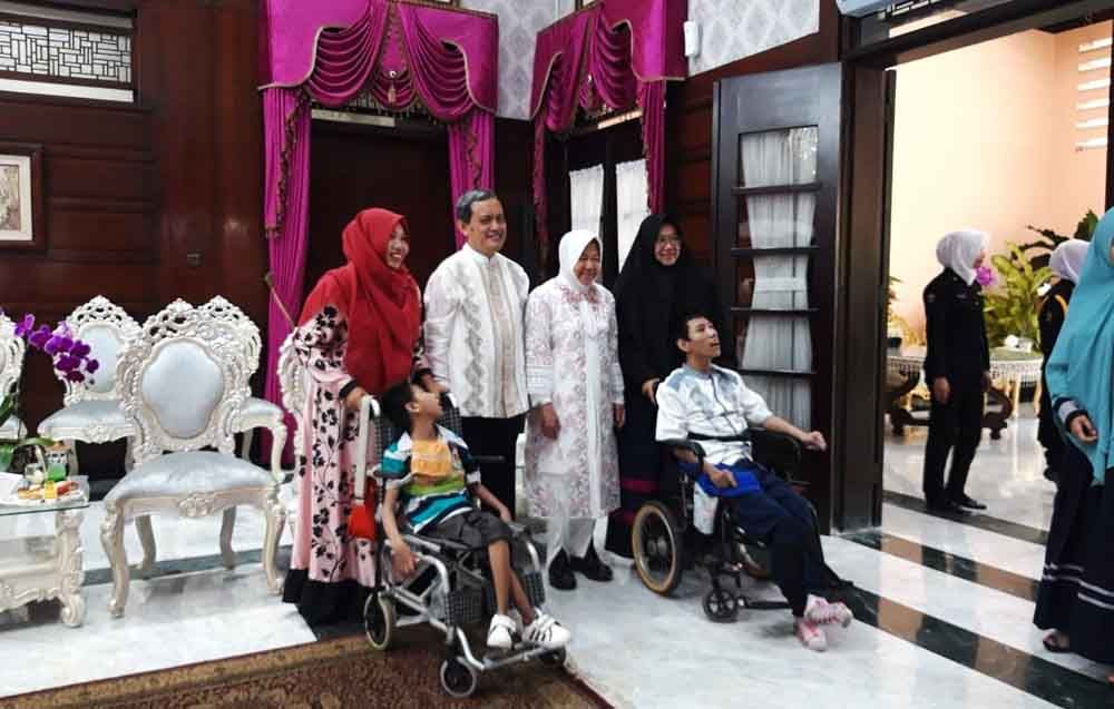 Wali Kota Risma bersama dua anak disabilitas saat open house di rumah dinasnya