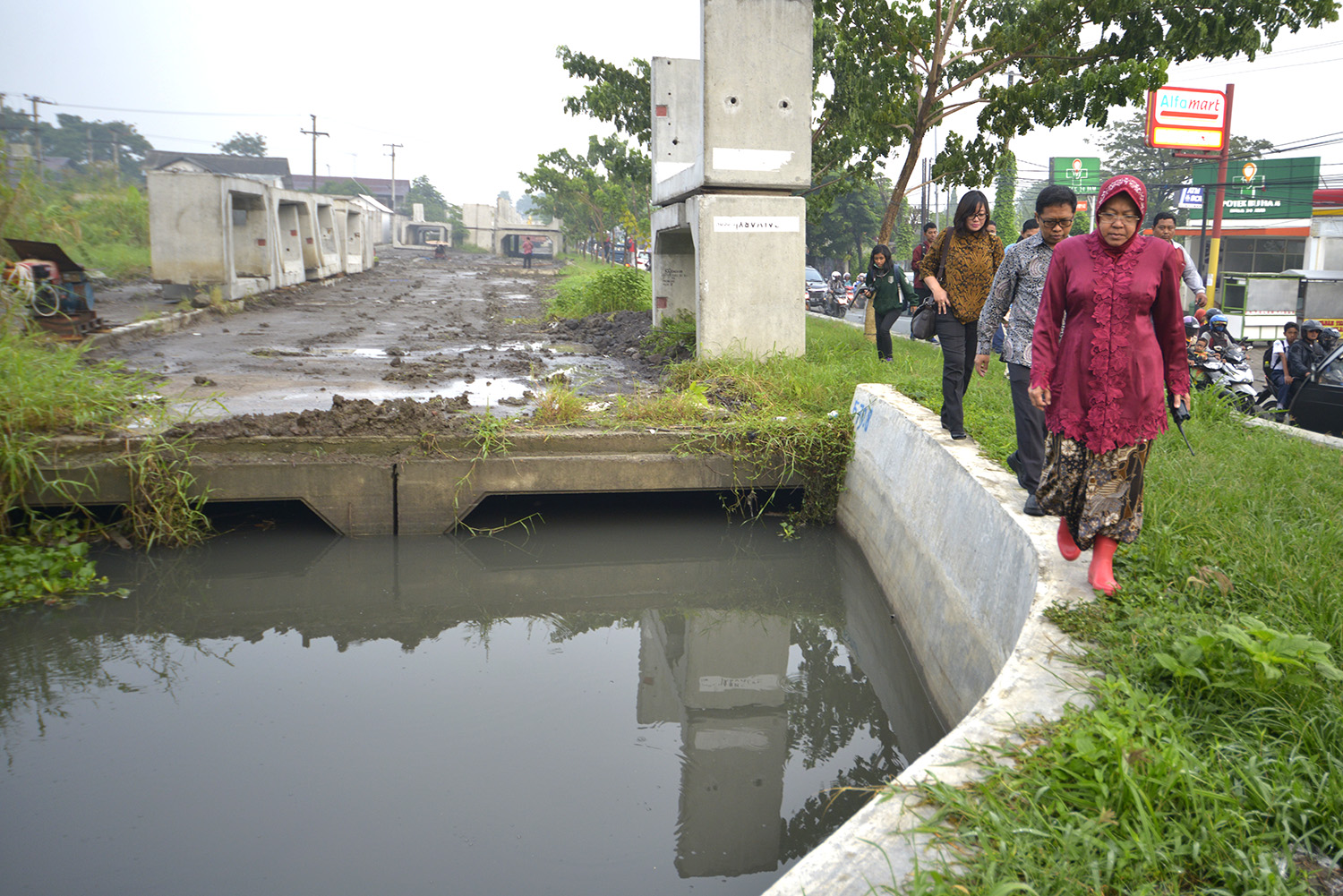 Wali Kota Risma dan anggota KPK sidak box culvert
