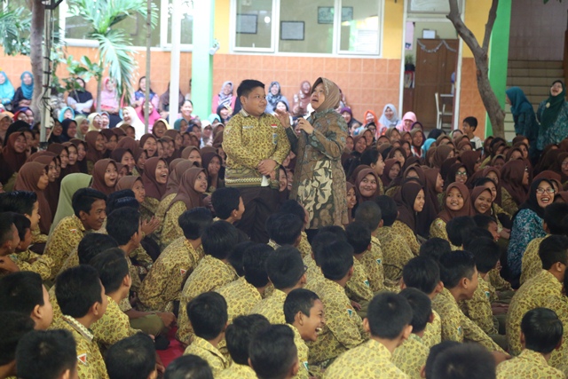 Di SMPN 33, Risma Tantang Pelajar Bisa Sukses