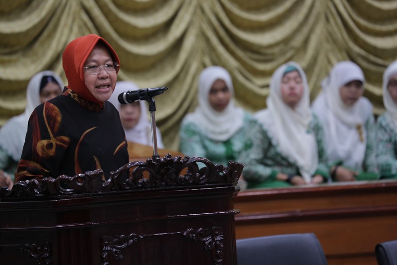 Wali Kota Risma saat menjelaskan rahasia keberhasilannya meraih penghargaan Lee Kuan Yew Word City Prize 2018.